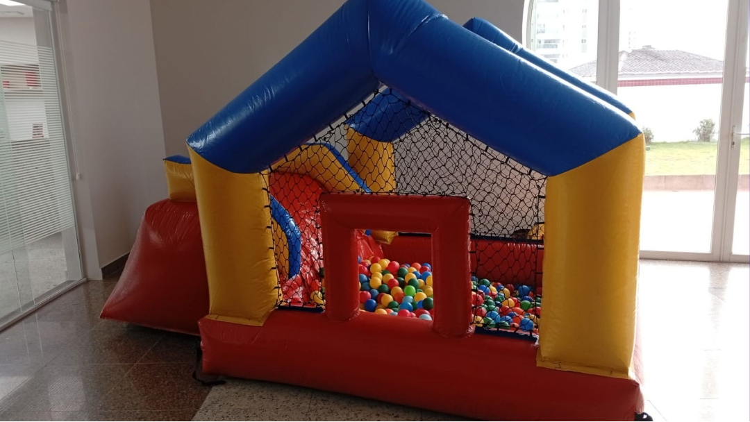 Piscina de Bolinhas com Escorregador para Festa