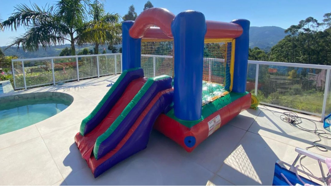 Castelo Inflável com Escorregador para Festas